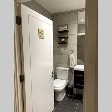 Luxury 1 Bedroom Apartment With Netflix & Parking บอร์แรมวูด ภายนอก รูปภาพ