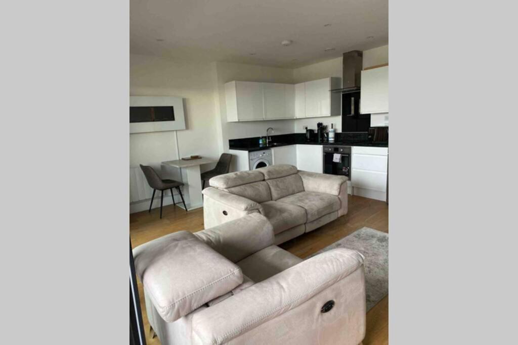 Luxury 1 Bedroom Apartment With Netflix & Parking บอร์แรมวูด ภายนอก รูปภาพ