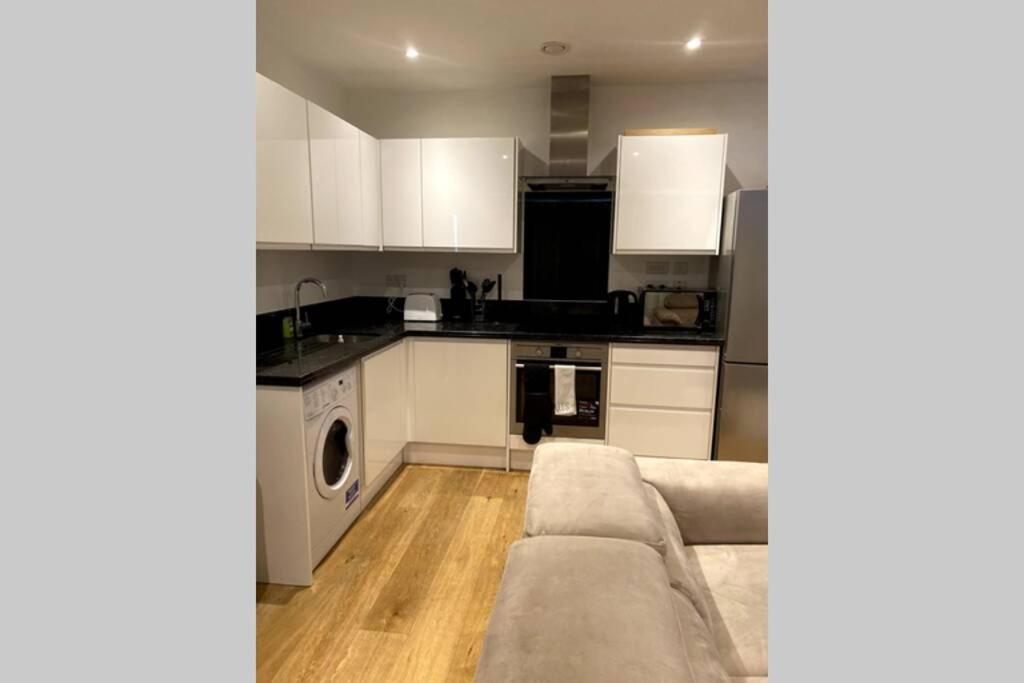 Luxury 1 Bedroom Apartment With Netflix & Parking บอร์แรมวูด ภายนอก รูปภาพ