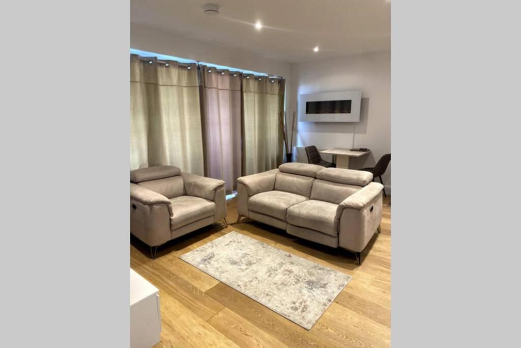 Luxury 1 Bedroom Apartment With Netflix & Parking บอร์แรมวูด ภายนอก รูปภาพ