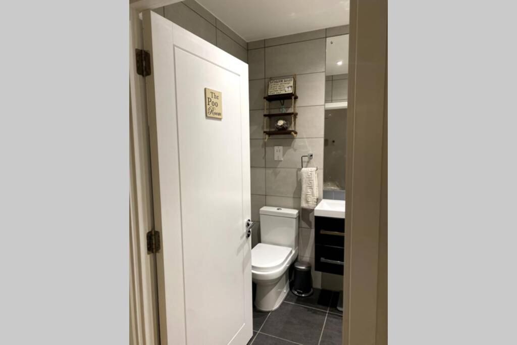 Luxury 1 Bedroom Apartment With Netflix & Parking บอร์แรมวูด ภายนอก รูปภาพ