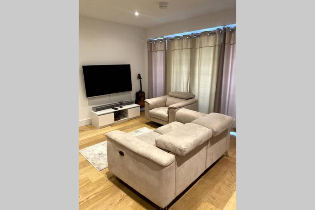 Luxury 1 Bedroom Apartment With Netflix & Parking บอร์แรมวูด ภายนอก รูปภาพ