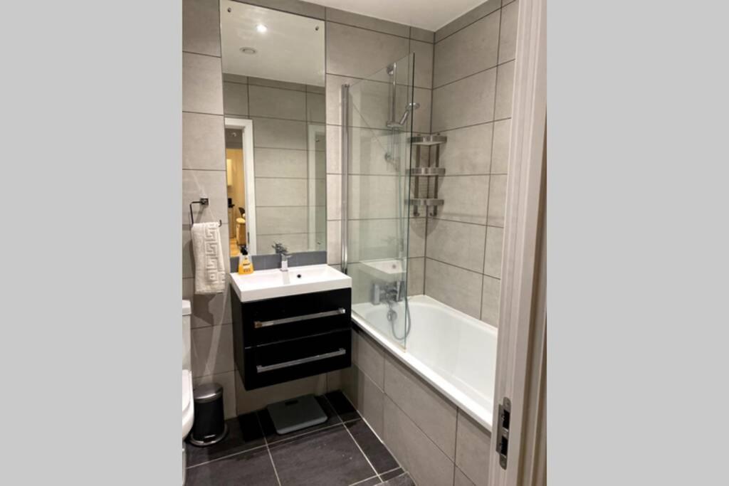 Luxury 1 Bedroom Apartment With Netflix & Parking บอร์แรมวูด ภายนอก รูปภาพ